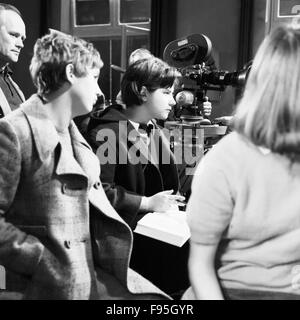 Siebenteiligen Szenenbild der die Comedy TV Lümmel von der ersten Bank mit Deutschern Schauspielerin Wega Jahnke, Deutschland 1967, Regie : Werner Jacobs prise avec l'actrice allemande Wega Jahnke pendant le tournage du Lümel Die von der ersten Banque mondiale, l'Allemagne 1967, directeur : Werner Jacobs Banque D'Images