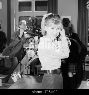 Siebenteiligen Szenenbild der die Comedy TV Lümmel von der ersten Bank mit Deutschern Schauspielerin Wega Jahnke, Deutschland 1967, Regie : Werner Jacobs prise avec l'actrice allemande Wega Jahnke pendant le tournage du Lümel Die von der ersten Banque mondiale, l'Allemagne 1967, directeur : Werner Jacobs Banque D'Images