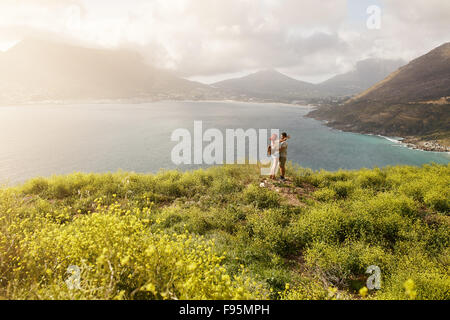 Une photo de couple en haut d'un pic. Couple standing proches les uns des autres à la une dans l'autre Banque D'Images