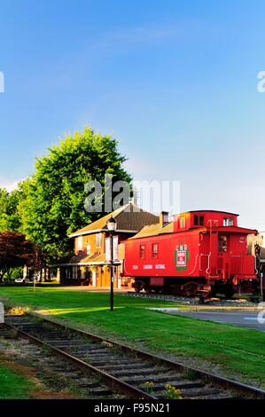 Le Canadien National Caboose et la gare au centre-ville de Duncan, en Colombie-Britannique. Banque D'Images