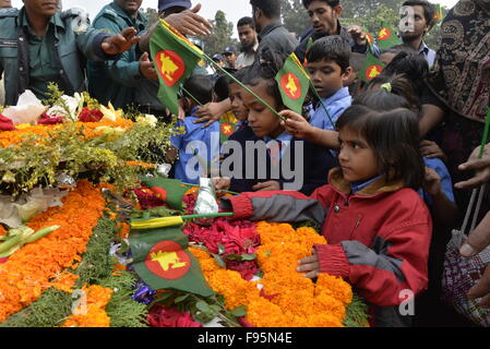 Dhaka, Bangladesh. 14 Décembre, 2015. Bangladeshis est un hommage aux martyrs d'intellectuels à Dhaka Memorial le 14 décembre 2015. Qui ont été assassinés par des forces d'occupation et leurs collaborateurs locaux dans les derniers jours de la guerre de libération de 1971. Nation est l'observation des intellectuels martyrisé le 14 décembre Jour payer hommages aux intellectuels tués systématiquement par le Pakistan de l'occupation armée et leurs collaborateurs locaux à la FAG-fin de la guerre de libération du pays en 1971 : Crédit Mamunur Rashid/Alamy Live News Banque D'Images