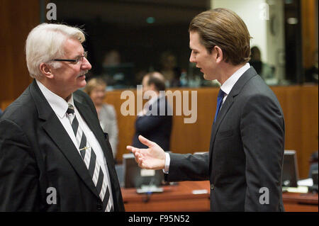 Bruxelles, Belgique. 14 Décembre, 2015. Le ministre des Affaires étrangères polonais Witold Waszczykowski (L) des entretiens avec la ministre autrichienne des affaires étrangères, Sebastian Kurz avant l'AEC le Conseil de ministres des affaires étrangères de l'UE à Bruxelles, Belgique. © AFP PHOTO alliance/Alamy Live News Banque D'Images