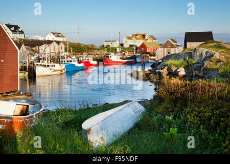 Les bateaux de pêche amarrés le long du quai à Peggy's Cove, Nouvelle-Écosse Banque D'Images