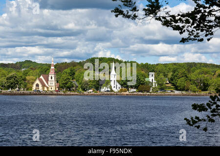 Trois églises côte à côte à Mahone Bay, en Nouvelle-Écosse : St Jacques' Anglican, luthérien évangélique St. John's, et de la Trinité Banque D'Images