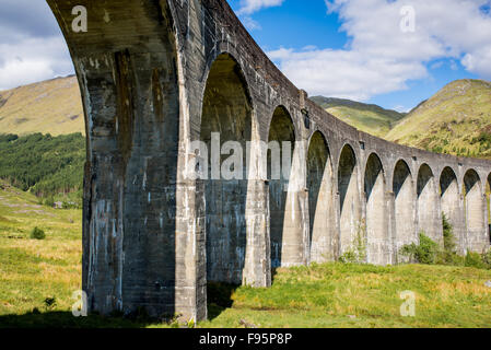 Sous le viaduc de Glenfinnan dans l'ouest de l'Écosse. Banque D'Images