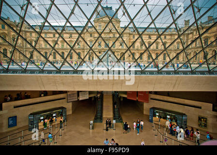 Plafond de Verre de la pyramide du Louvre Banque D'Images