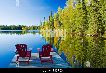 Chaises Adirondack, MacKay Lake, nord de la Saskatchewan, Canada Banque D'Images