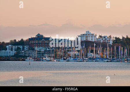 Le Oak Bay Marina rose s'allume au coucher du soleil vu de Willows Beach, Oak Bay, Victoria, C.-B. Banque D'Images