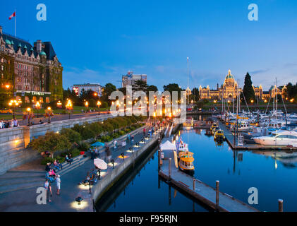 Le port intérieur de Victoria est un passage pittoresque au bord de l'eau, encadré par l'Assemblée législative de la Colombie-Britannique et le bâtiment Banque D'Images