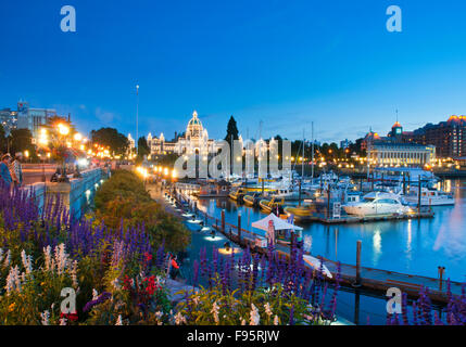 Le port intérieur de Victoria est un passage pittoresque au bord de l'eau, encadré par l'Assemblée législative de la Colombie-Britannique et le bâtiment Banque D'Images