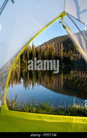 Une tente est mis en place par la foudre dans le lac Manning Park, BC, Canada Banque D'Images