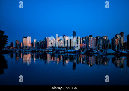 Cette photo a été prise juste avant le coucher du soleil. Il a été tourné à partir de la Vancouver seawalk dans Stanley Park. C'est une photo très paisible Banque D'Images