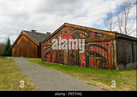 Ksan Historical Village, une réplique d'un ancien village Gitxsan située au confluent des rivières Skeena et Bulkley, Banque D'Images