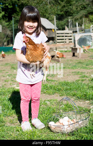 L'achat local et jouer avec les oeufs de poules à un Central Saanich ferme sur l'île de Vancouver, Colombie-Britannique, Canada Banque D'Images