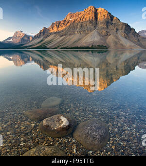 Mont Crowfoot au lac Bow, Banff National Park, Alberta, Canada Banque D'Images
