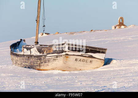 Un bateau est situé sur les rivages de Cambridge Bay, Nunavut, Canada Banque D'Images