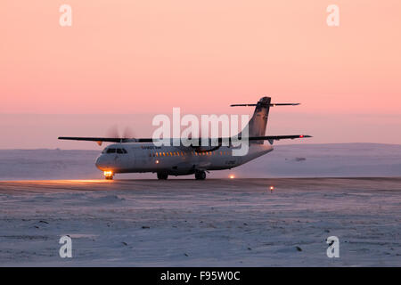Un premier avion de l'air dans les terres de Cambridge Bay, Nunavut, Canada Banque D'Images