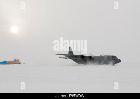 La Force aérienne du Canada un avion Hercules de Lockheed à Iqaluit, Nunavut, Canada Banque D'Images