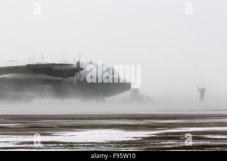 Un avion Hercules de Lockheed dans un blizzard à Iqaluit, Nunavut, Canada Banque D'Images