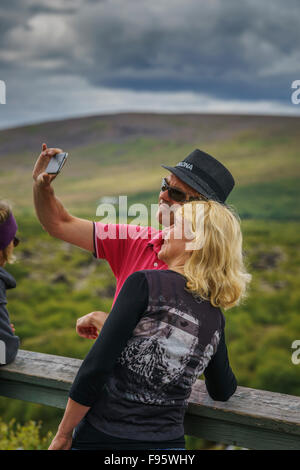 Les touristes de prendre une cascade Hraunfossar à selfies, Islande Banque D'Images