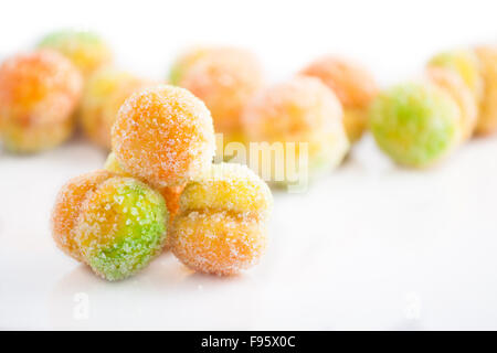 Cookies faits maison, roumaine, sur fond blanc. Banque D'Images