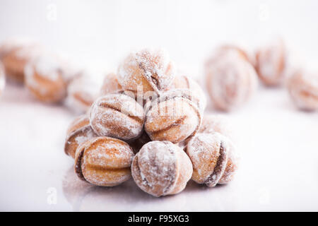 Cookies faits maison, roumaine, sur fond blanc. Banque D'Images