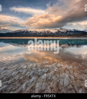 Le Lac Abraham au point de prédicateur en novembre, Kootenay Plains, Alberta, Canada Banque D'Images