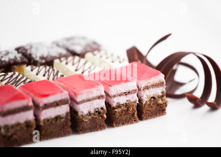 Cookies faits maison, roumaine, sur fond blanc. Banque D'Images