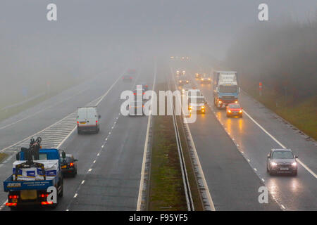 Glasgow, Royaume-Uni. 14 Décembre, 2015. Les banlieusards ont connu des conditions de conduite difficiles et dangereuses sur l'autoroute M77, près de Glasgow lors de l'épais brouillard verglaçant réduit la visibilité à moins de 100 mètres, la température est tombée en dessous de 0 degré centigrade et la surface de la route est devenu glacé. Credit : Findlay/Alamy Live News Banque D'Images