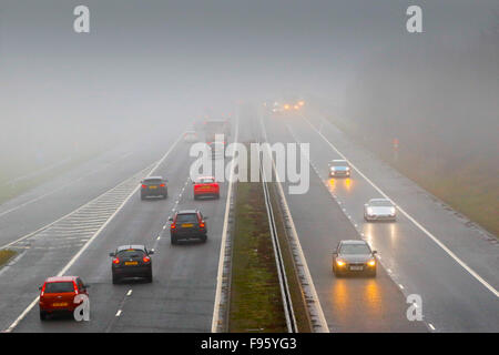 Glasgow, Royaume-Uni. 14 Décembre, 2015. Les banlieusards ont connu des conditions de conduite difficiles et dangereuses sur l'autoroute M77, près de Glasgow lors de l'épais brouillard verglaçant réduit la visibilité à moins de 100 mètres, la température est tombée en dessous de 0 degré centigrade et la surface de la route est devenu glacé. Credit : Findlay/Alamy Live News Banque D'Images