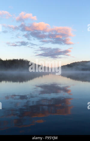 Tôt le matin sur le lac Le Jeune, en Colombie-Britannique. Banque D'Images