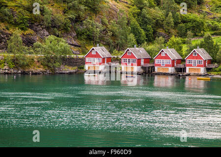 Les hangars à bateaux dans l'Aurlandsfjord, Flåm, Norvège Banque D'Images