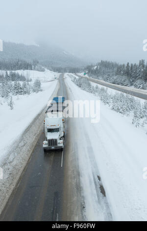 Les camions de transport sur routes enneigées au sommet du sommet de Coquihalla, British Columbia, Canada Banque D'Images