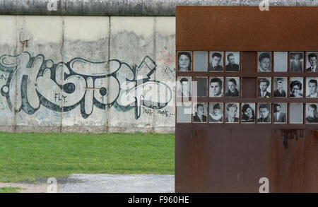 Le Mémorial du Mur de Berlin, avec des images de personnes tuées, sur Bernauer Strasse, Berlin, Allemagne Banque D'Images