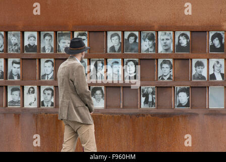 Le Mémorial du Mur de Berlin, avec des images de personnes tuées, sur Bernauer Strasse, Berlin, Allemagne Banque D'Images