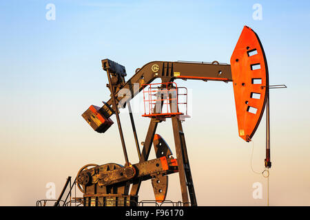 Pompe de puits de pétrole de Bakken, jack dans le champ de pétrole, près d'Estevan, Saskatchewan, Canada Banque D'Images