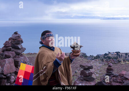 Cérémonie chamanique, l'île d'Amantani, Lac Titicaca, Pérou Banque D'Images