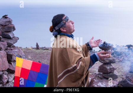 Cérémonie chamanique, l'île d'Amantani, Lac Titicaca, Pérou Banque D'Images