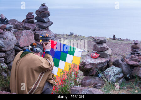 Cérémonie chamanique, l'île d'Amantani, Lac Titicaca, Pérou Banque D'Images