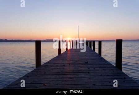 Le coucher du soleil, jetée, le Lac de Starnberg, St. Heinrich, Fünfseenland, Upper Bavaria, Bavaria, Germany Banque D'Images