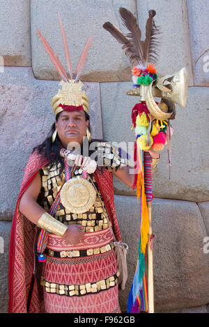 Acteur local en costume traditionnel prêtre, Cuzco, Pérou Banque D'Images