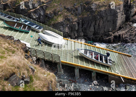 Deux pêcheurs sur une rampe (rampe de bateau) la préparation de leur bateau pour une sortie, Pouch Cove, Terre-Neuve, Canada. Banque D'Images