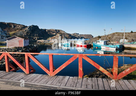 Petit port et trois bateaux de pêche Cape Islander comme vu depuis un pont sur Middle Ridge Rd. à Brigus, Terre-Neuve, Canada Banque D'Images