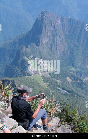 Les voyageurs au point de vue élevé de Montana Machu Picchu, Pérou Banque D'Images