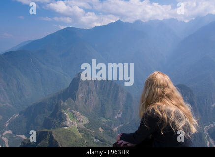 Les voyageurs au point de vue élevé de Montana Machu Picchu, Pérou Banque D'Images