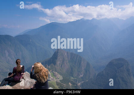Les voyageurs au point de vue élevé de Montana Machu Picchu, Pérou Banque D'Images