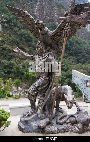 Statue Inca Trilogie cosmologique, Anaconda, Puma et condor, avec un prêtre. Village de Machu Picchu, Pérou Banque D'Images