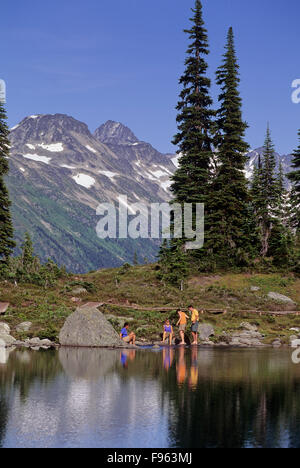 Un groupe de randonneurs se détendre par Harmony Lake, Whistler Mountain, BC sur une journée ensoleillée. Banque D'Images