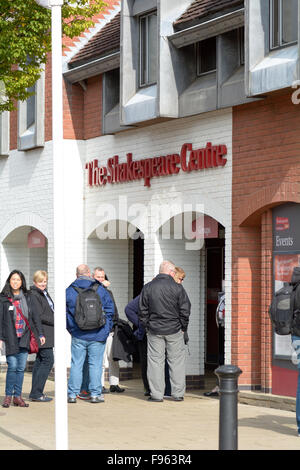 Les touristes faisant la queue pour entrer dans le centre de Shakespeare à Stratford upon Avon, Warwickshire, Angleterre Banque D'Images