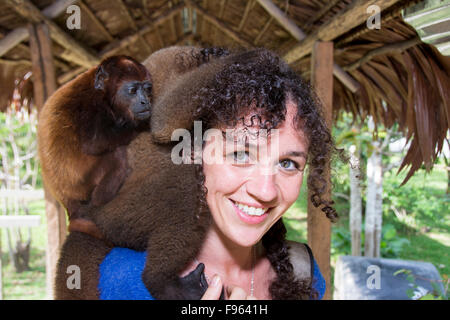 Voyageur avec monkey, Iquitos, la ville la plus importante de la forêt tropicale péruvienne et la cinquième ville du Pérou Banque D'Images